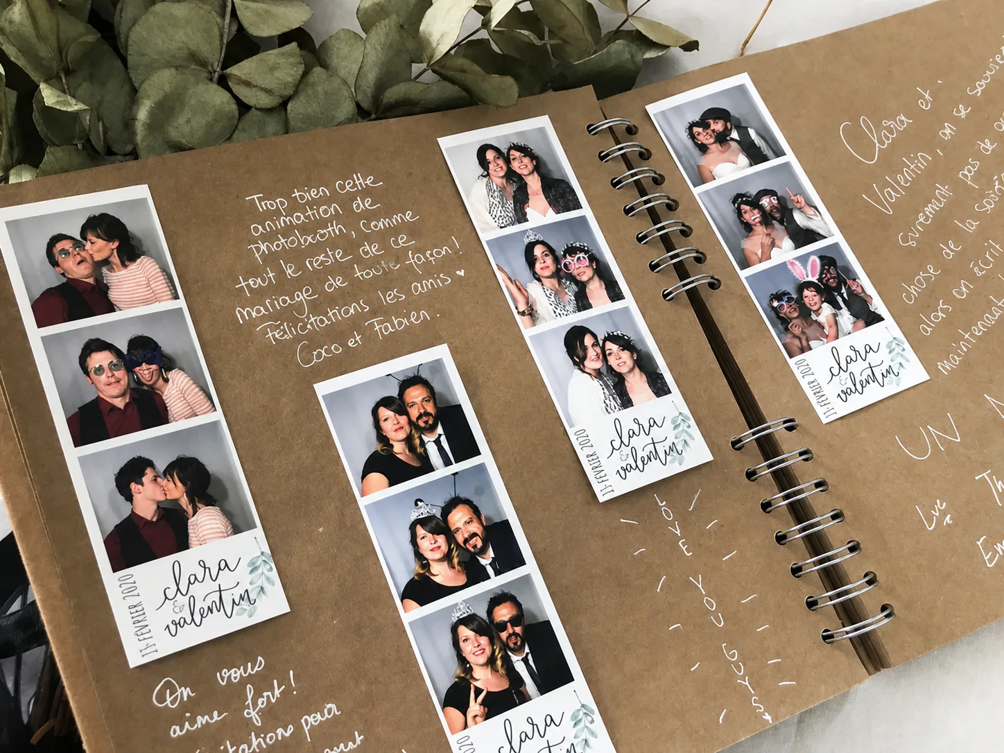 Un livre d'or en papier kraft ouvert, avec des bandes photo collées et des mots écrits à la main par les invités.